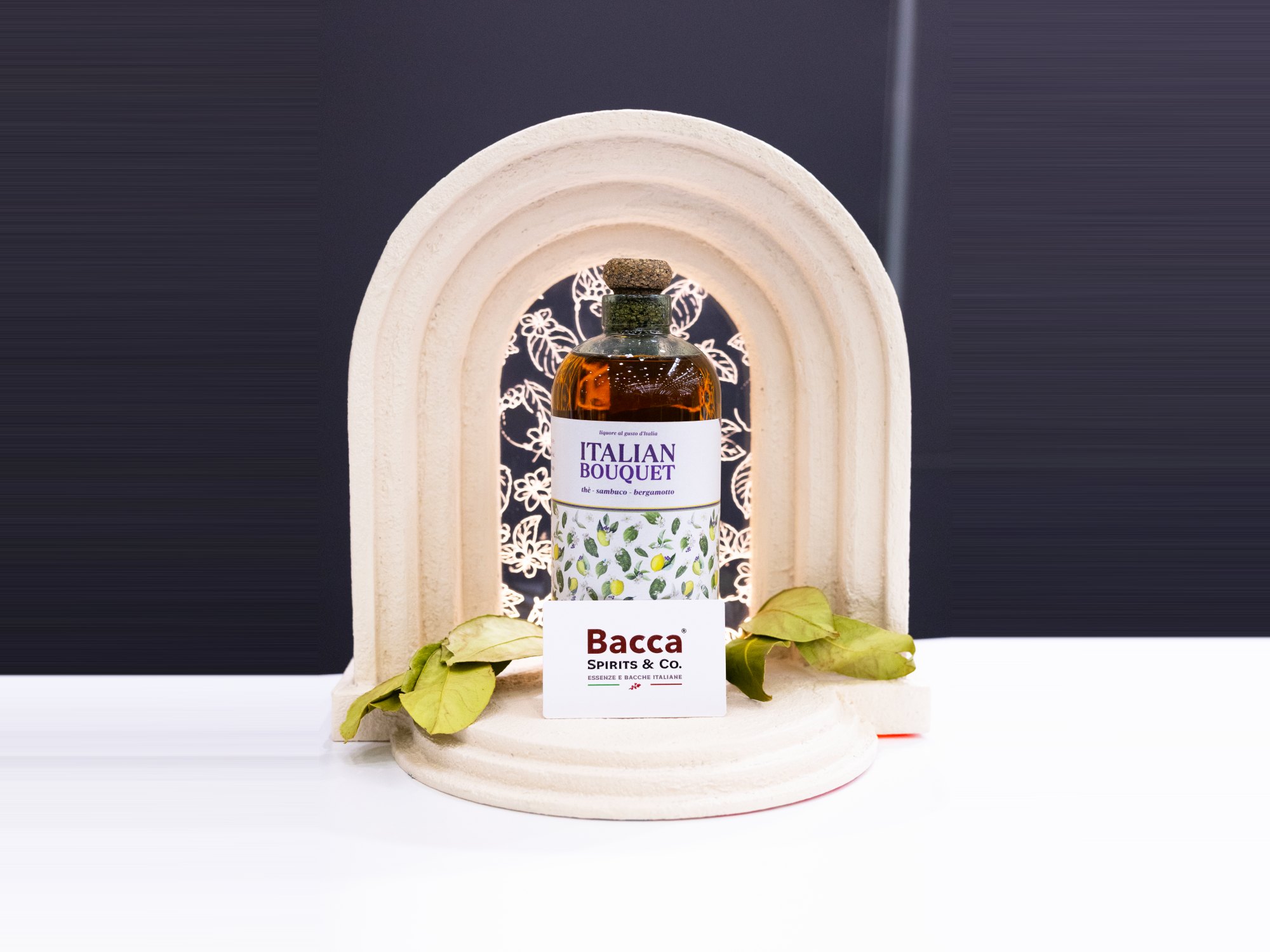 Glorifier per Bacca Spirits: arco in pietra ricostruita con la bottiglia Italian Bouquet al centro